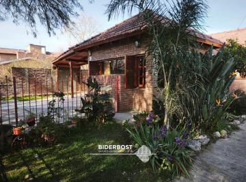 Casa · 304m² · 8 Ambientes · 6 Cocheras · Casa en Venta en Santa Rita de 3 Dorm.