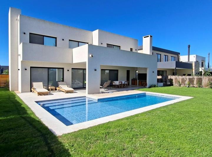 Casa · 240m² · 4 Ambientes · 2 Cocheras