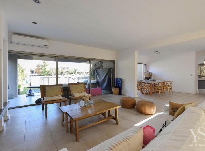 Casa · 360m² · 6 Ambientes · 2 Cocheras