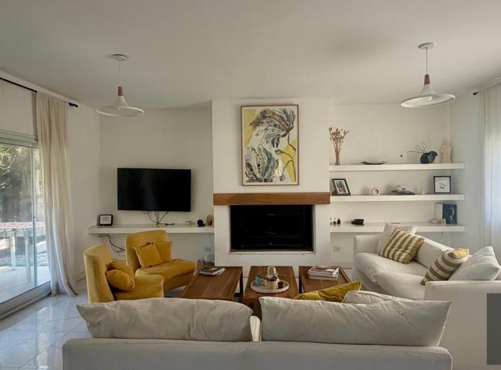Casa · 238m² · 7 Ambientes · 4 Cocheras