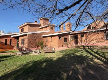 Casa · 277m² · 4 Ambientes · 3 Cocheras · Venta Casa en B° Manantiales con Dpto. Independiente