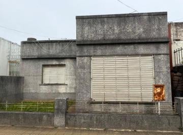 Casa de 3 ambientes, Quilmes · Casa Americana a Reciclar, Desarrollada Sobre Propio de 8,66 X 35 m