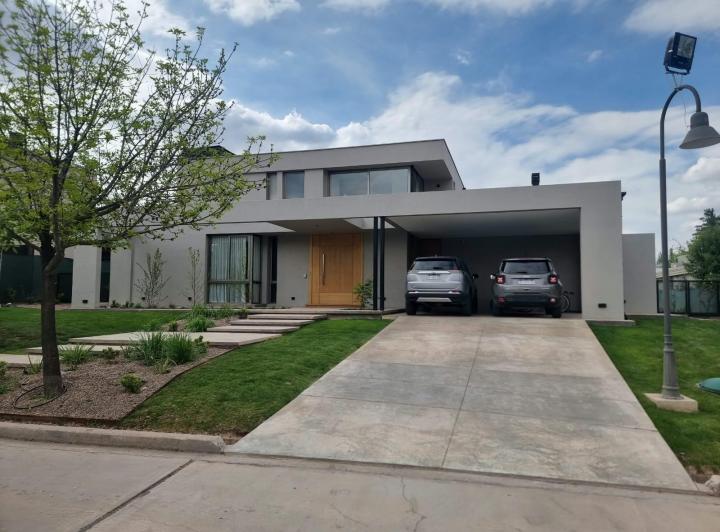 Casa · 300m² · 7 Ambientes · 2 Cocheras