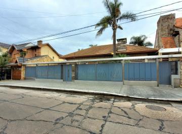 Casa · 430m² · 4 Ambientes · 4 Cocheras · Venta Casa en Ramos Mejía: Lujo, Confort y Seguridad