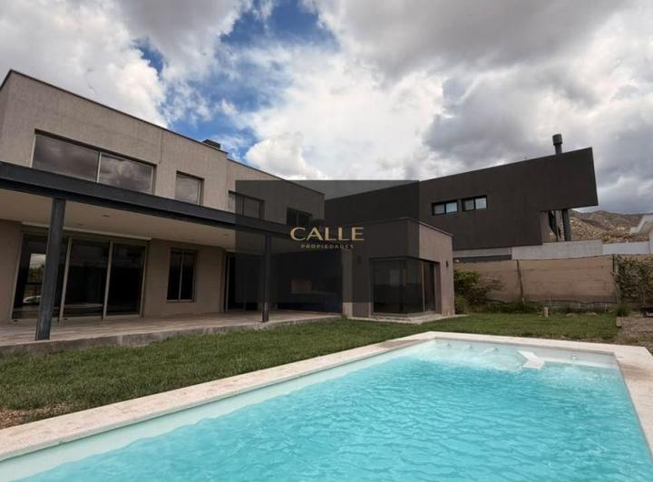 Casa · 200m² · 7 Ambientes · 2 Cocheras