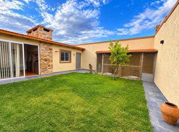 Casa · 166m² · 5 Ambientes · 2 Cocheras · Casa en Villa Nueva de Guaymallen