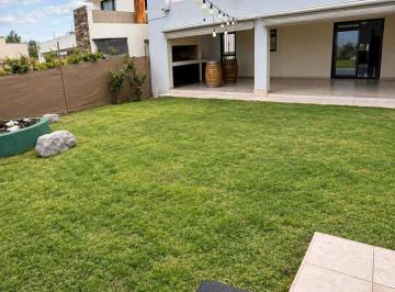 Casa · 150m² · 3 Dormitorios · 2 Cocheras · Openhouse Alquila Casa en Planta Baja en Barrio Privado Las Pircas del Challao.