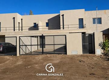 Casa · 138m² · 4 Ambientes · 2 Cocheras · Venta Casa en Confluencia Rural, Calle Las Azucena Villaflor Casi Boerr - 2 Plantas, 3 Dorm.