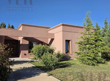 Casa · 300m² · 8 Ambientes · 2 Cocheras · Alquiler de Casa 4 Dorm - Pileta Climatizada - Quincho en Costa Nogal Neuquen