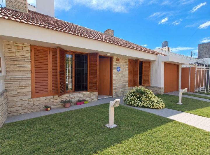 Casa · 156m² · 9 Ambientes · 3 Cocheras