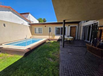 Casa · 157m² · 4 Ambientes · 2 Cocheras · Casa Distintiva en Castelar Norte Pileta Cochera