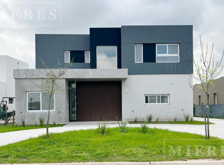 Casa · 207m² · 5 Ambientes · 2 Cocheras