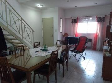 Casa · 85m² · 3 Ambientes · Casa de 3 Ambientes en Alquiler en Parque Chacabuco con Amplia Terraza