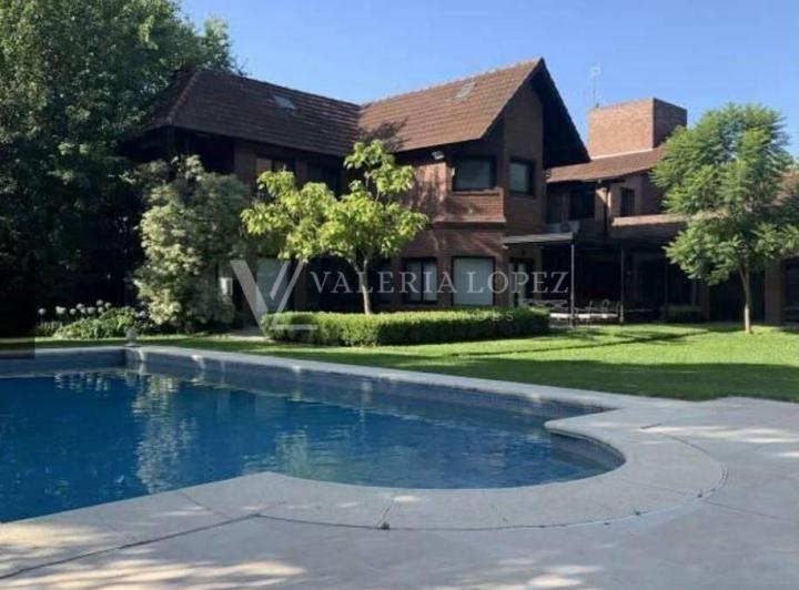 Casa · 728m² · 6 Ambientes · 1 Cochera