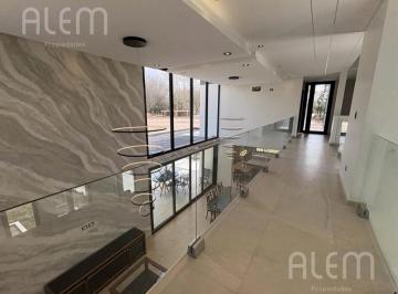 Casa · 337m² · 5 Dormitorios · 4 Cocheras · Casa en Alquiler Anual de 7 Ambientes en La Providencia Canning