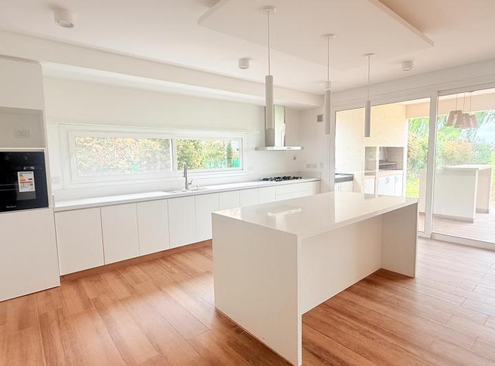 Casa · 256m² · 6 Ambientes · 6 Cocheras