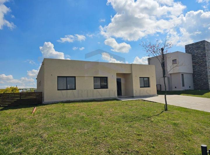 Casa · 200m² · 5 Ambientes · 4 Cocheras