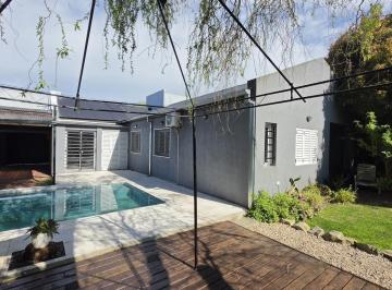 Casa · 150m² · 4 Ambientes · 2 Cocheras · Casa en Venta en Villa del Plata | 3 Dorm., Pileta, Quincho y Cochera