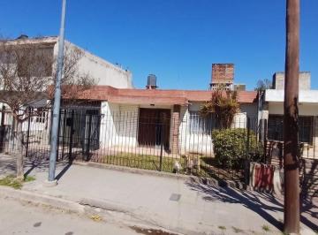 Casa de 8 ambientes, Córdoba · Venta Casa Ayacucho 3 Dor 2 Bñs Patio + Habit Servicio.