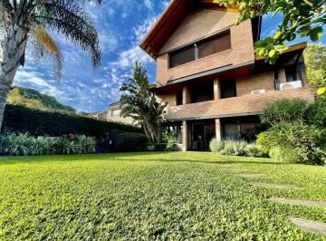 Casa · 747m² · 9 Ambientes · 3 Cocheras · Espectacular Casa en Venta, 9 Ambientes, Moderna y Funcional! en Martínez