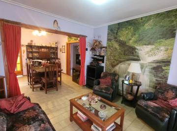 Casa · 211m² · 5 Ambientes · 3 Cocheras · Casa Semicentrica a La Venta