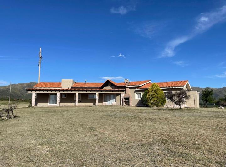 Casa · 220m² · 6 Ambientes · 1 Cochera