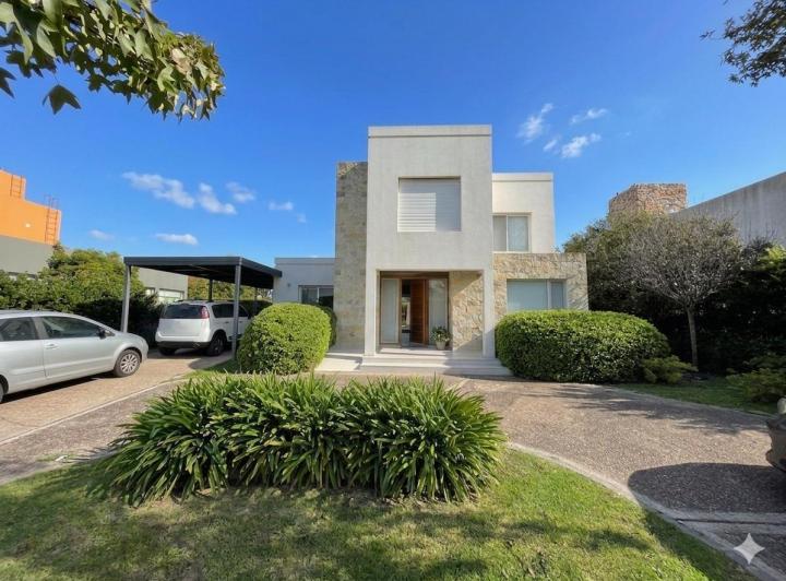 Casa · 173m² · 5 Ambientes · 1 Cochera