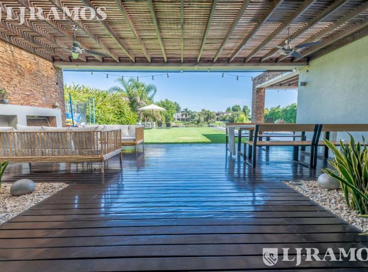 Casa · 349m² · 6 Ambientes · 2 Cocheras