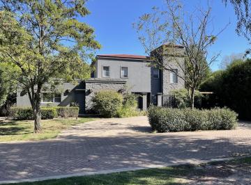 Casa · 232m² · 6 Ambientes · 1 Cochera · Venta Casa 3 Dorm. en La Emilia