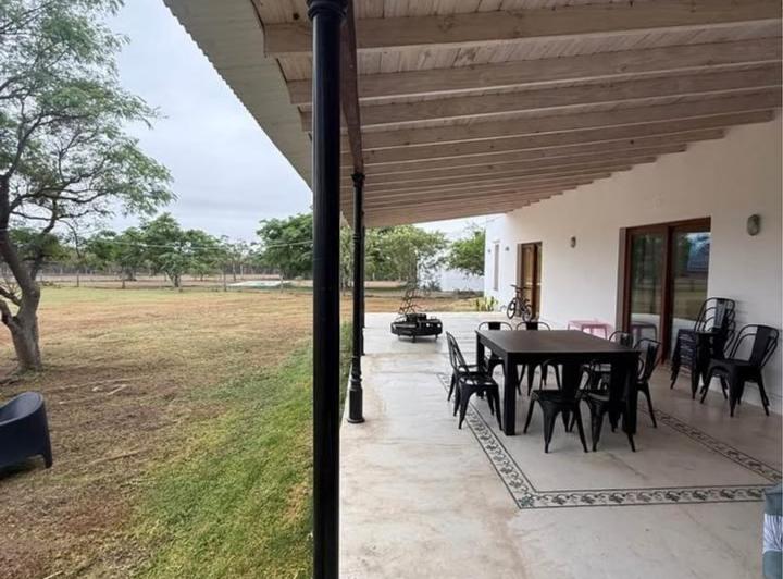 Casa · 220m² · 4 Ambientes · 5 Cocheras