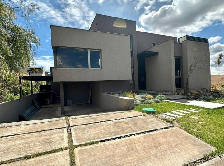 Casa · 340m² · 7 Ambientes · 2 Cocheras