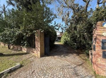 Casa · 916m² · 12 Ambientes · 3 Cocheras · Casa con Amplio Lote Potencial en Funes