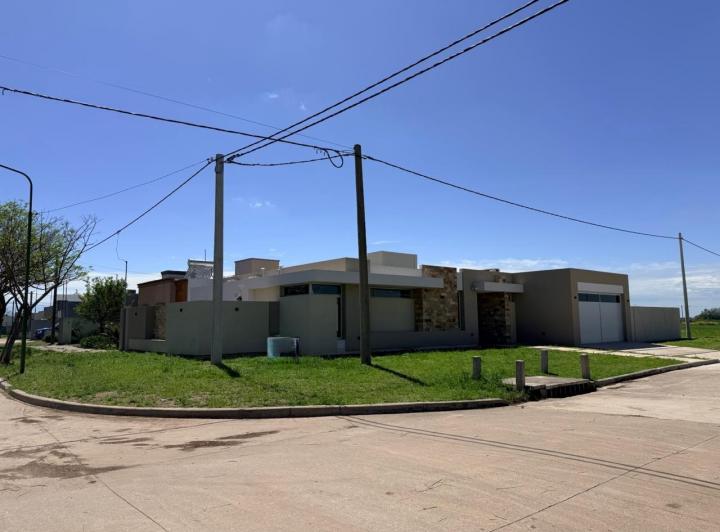 Casa · 146m² · 2 Dormitorios · 2 Cocheras
