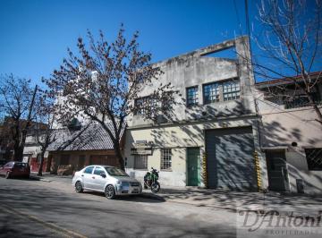 Bodega-Galpón · 682m² · 2 Cocheras · Planta Industrial con Nave, Entrada de Camiones y Gran Potencial Constructivo en Nueva Pompeya