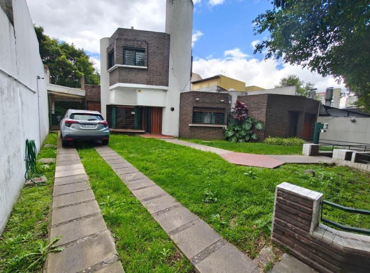 Casa · 300m² · 7 Ambientes · 2 Cocheras