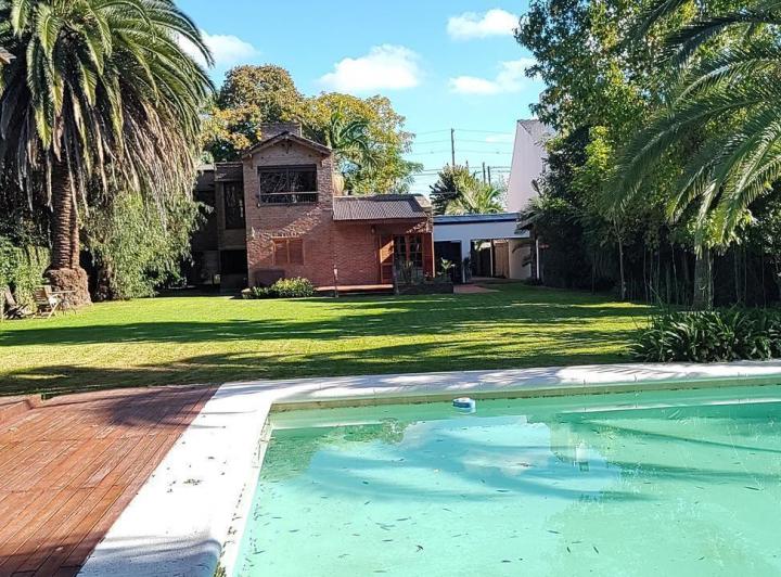 Casa · 334m² · 6 Ambientes · 2 Cocheras
