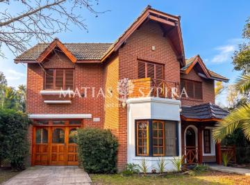 Casa · 145m² · 5 Ambientes · 2 Cocheras · Casa en El Casco de Moreno