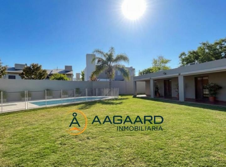 Casa · 232m² · 5 Ambientes · 2 Cocheras