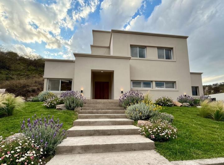 Casa · 280m² · 7 Ambientes