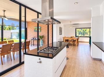 Casa · 270m² · 7 Ambientes · 3 Cocheras · Quincho - Parrillero - Jardin - Cochera - Una Planta