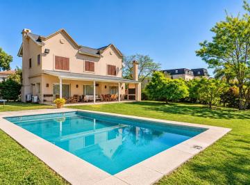Casa · 230m² · 6 Ambientes · 2 Cocheras · Casa en Santa Clara