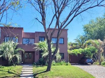 Casa · 205m² · 3 Dormitorios · 5 Cocheras · Casa en Santa Clara