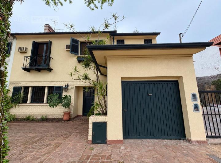 Casa · 220m² · 4 Dormitorios · 1 Cochera