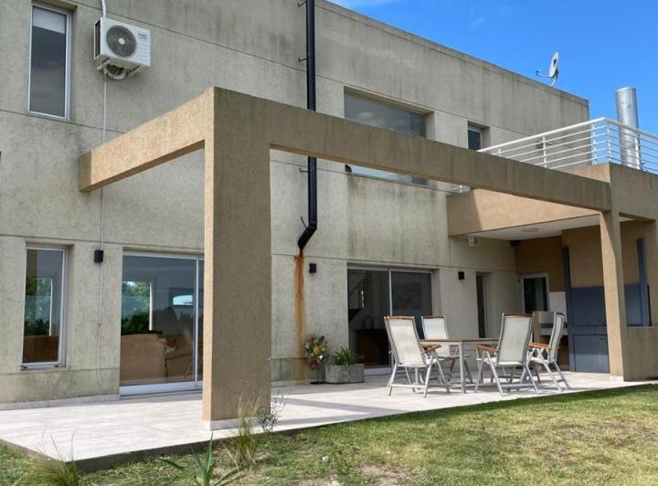 Casa · 195m² · 6 Ambientes