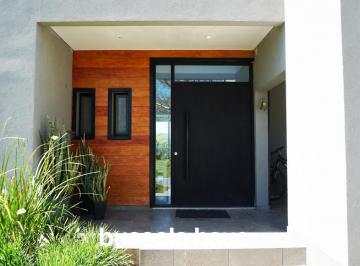 Casa · 230m² · 5 Ambientes · 1 Cochera · Casa en Alquiler Temporal con Pileta en Vistas Puertos del Lago