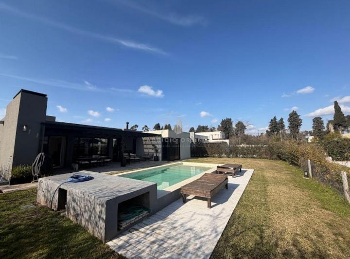 Casa · 190m² · 4 Ambientes · 4 Cocheras