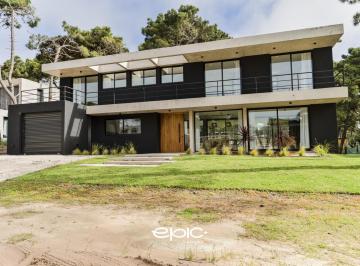 Casa · 276m² · 6 Ambientes · 1 Cochera · Casa en Venta Barrio Pioneros Pinamar