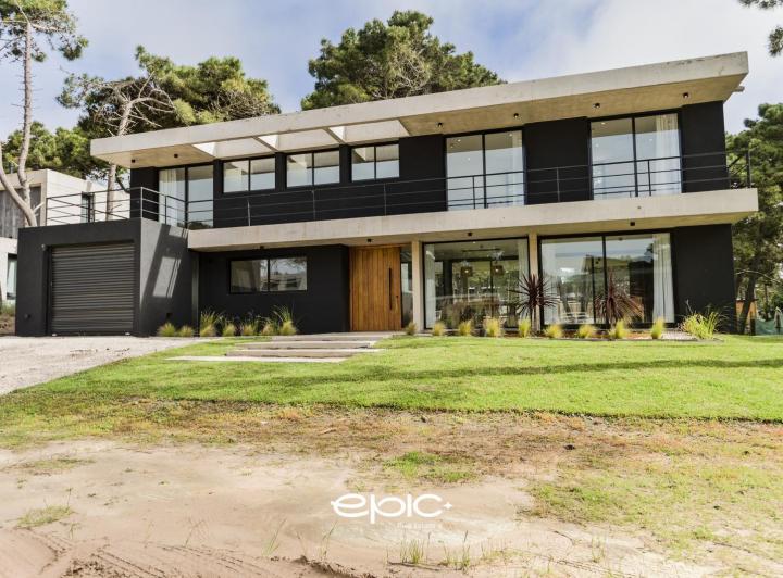 Casa · 276m² · 6 Ambientes · 1 Cochera