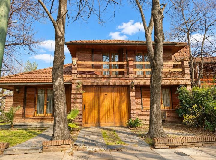 Casa · 190m² · 6 Ambientes · 2 Cocheras