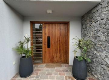 Casa · 275m² · 5 Ambientes · 2 Cocheras · Impecable! Calidad y Diseño en 4 Dorm. + Escritorio